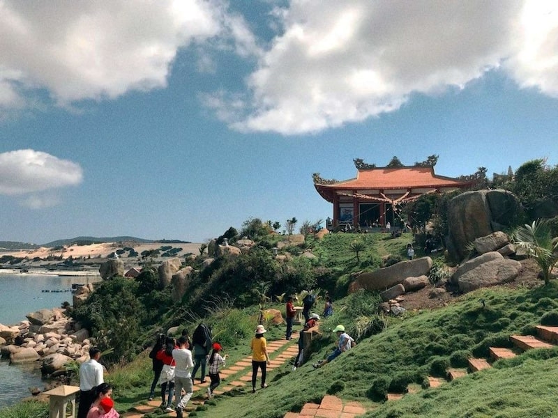 Núi Thiên Ấn điểm đến tâm linh và khám phá thiên nhiên Quảng Ngãi - Lalago