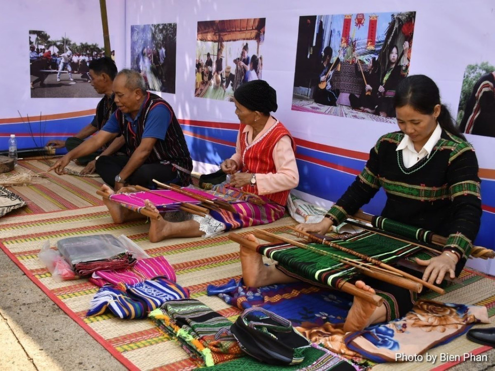 Đặc sắc Di sản nghề đan gùi và nghề dệt thổ cẩm của người S'tiêng |  Vietnam+ (VietnamPlus)