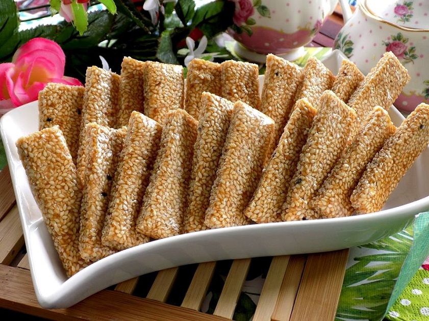 Mè xửng Huế: Nguyên liệu, cách làm & địa chỉ mua uy tín