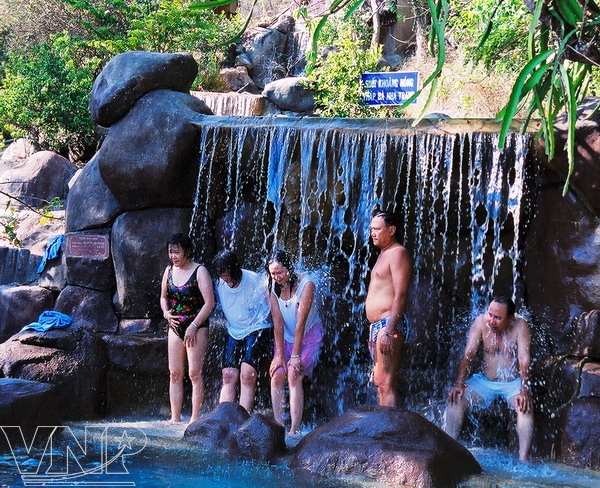 Suối khoáng nóng Tháp Bà