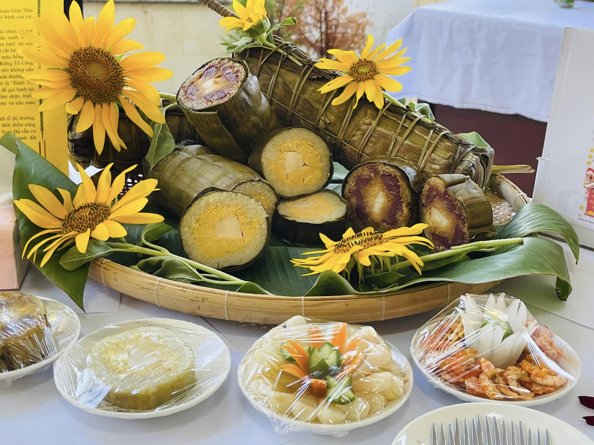 Hội thi gói bánh Chưng, bánh Tét lưu giữ nét văn hóa truyền thống Tết Việt  - tvu.edu.vn