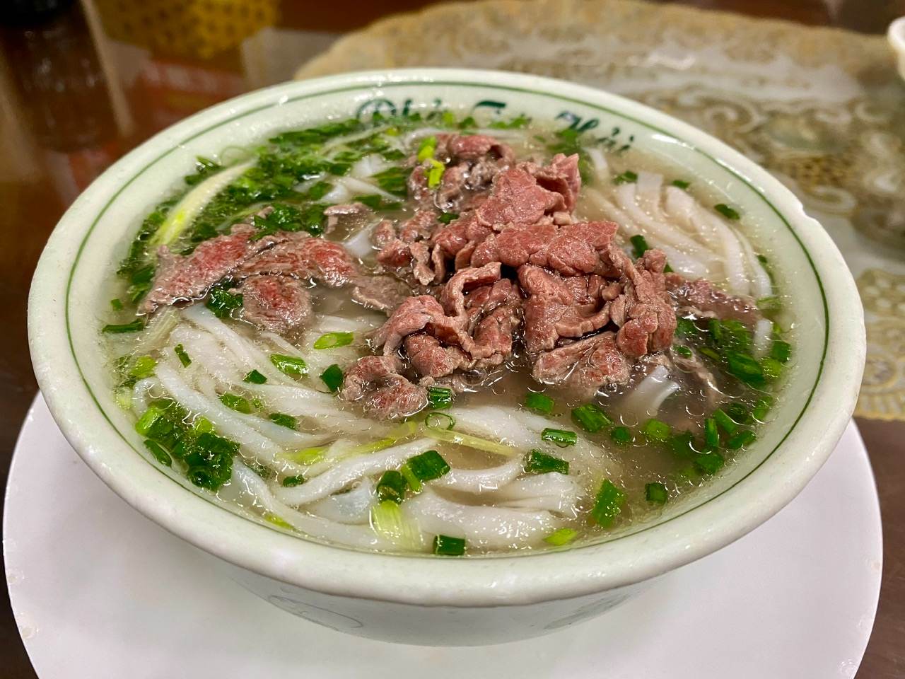 Quán phở bò ngày bán 500 bát, nước dùng đậm đà