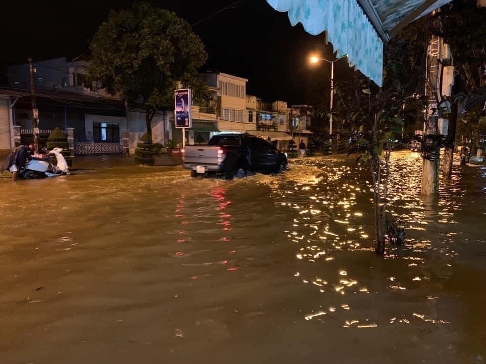 Nha Trang: Lũ lên trong đêm, nước ngập vào tận giường nhà dân