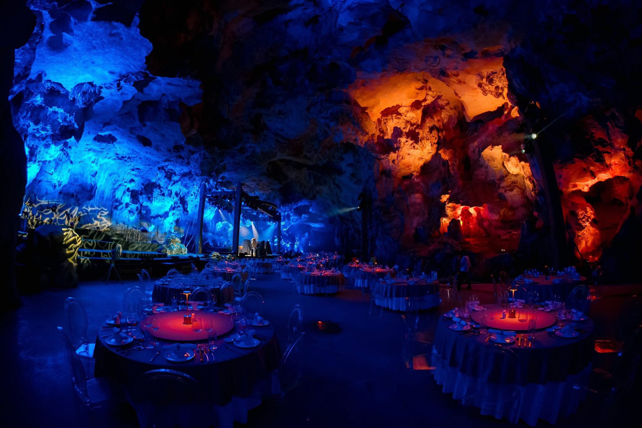 Hang Ngọc Rồng, Quảng Ninh - Giá vé, Lịch Biểu Diễn Show Thực Cảnh + Ăn Tối Trong Hang - Vivu Halong