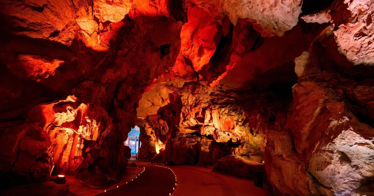 Du lịch hang Ngọc Rồng: Tiệc nhẹ & show thực cảnh an toàn | Vietnam+ (VietnamPlus)