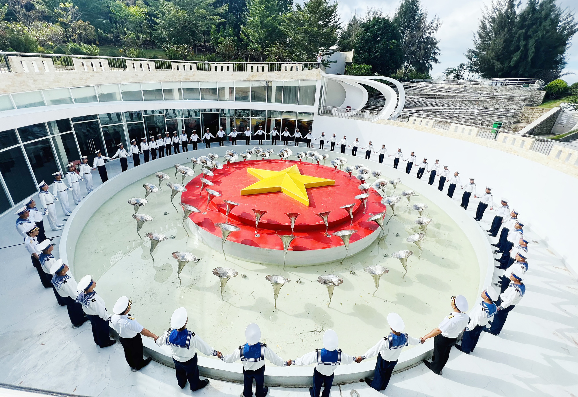 Khu tưởng niệm chiến sĩ Gạc Ma - những người nằm lại phía chân trời - Tuổi Trẻ Online