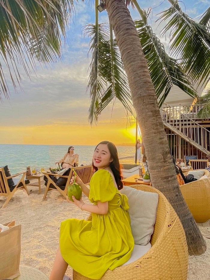 Sống ảo, ngắm hoàng hôn cực 'chill' ở Chameleon Beach Bar Phan Thiết