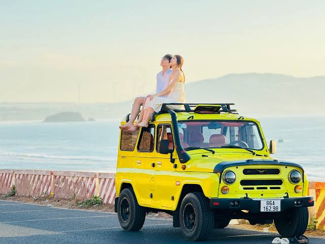 Xe Jeep là đạo cụ sống ảo không thể thiếu, do AI tạo