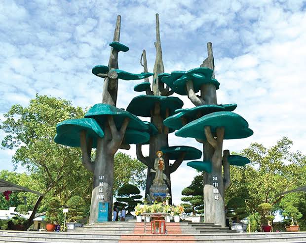 Linh đài Đức Mẹ La Vang, do AI tạo