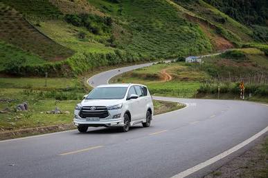 Toyota Innova chở 7 người, leo đèo dốc có "ngon lành" ?