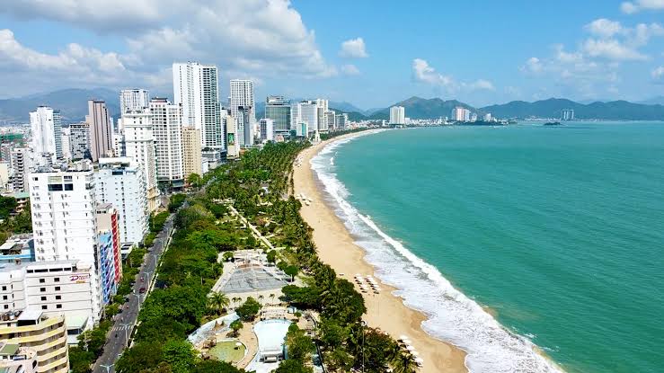 Cung đường biển Trần Phú lý tưởng để tự lái xe khám phá, do AI tạo